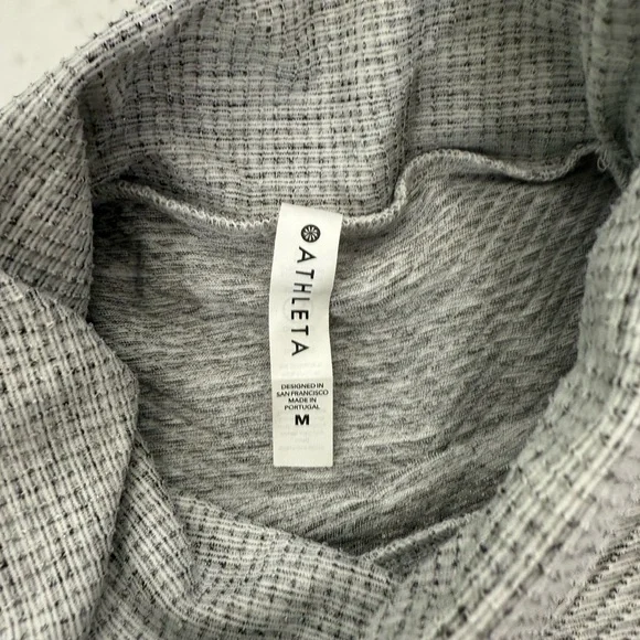 Athleta Grey Patterned Turtle Neck Pullover Top Medium NWOT Moisture Wicking - Picture 3 of 5